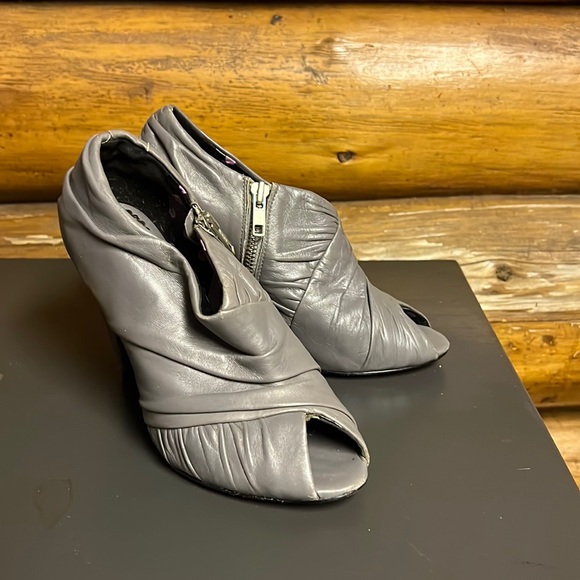 vintage Betsy Johnson High Heel Grey Booties - Picture 1 of 9